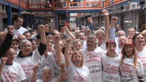 Streikende Arbeiter in der Teefabrik freuen sich über ihren Erfolg