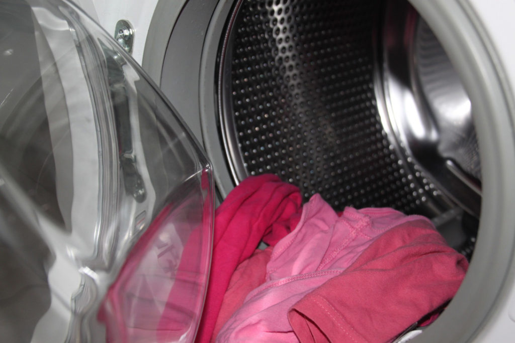Textilien in der Waschmaschine: jeder Waschgang lässt die Kleidung Fasern verlieren.