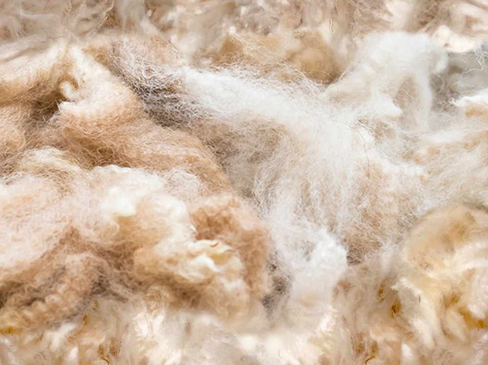 Warme Materialien aus Naturfasern sind zum Beispiel Schafwolle