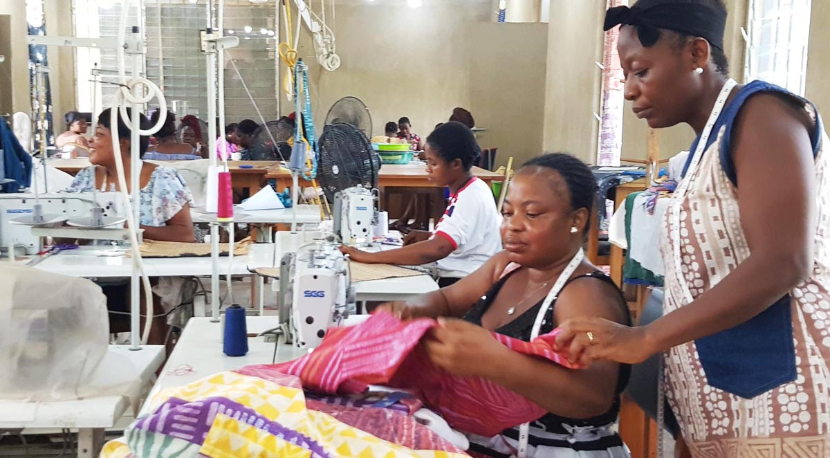 Näherei der Global Mamas in der Fair Trade Zone in Kpong am Voltastausee, Ghana