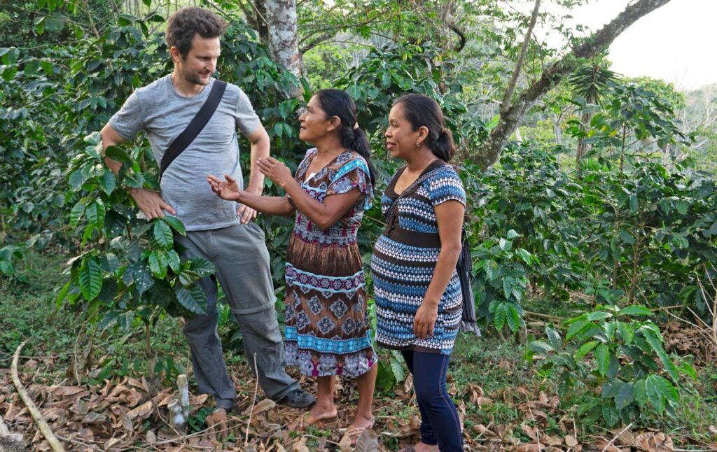 Andreas mit der Kaffeebäurin Carmelina bei der Kaffee-Kooperative CIASFA ind Guatemala