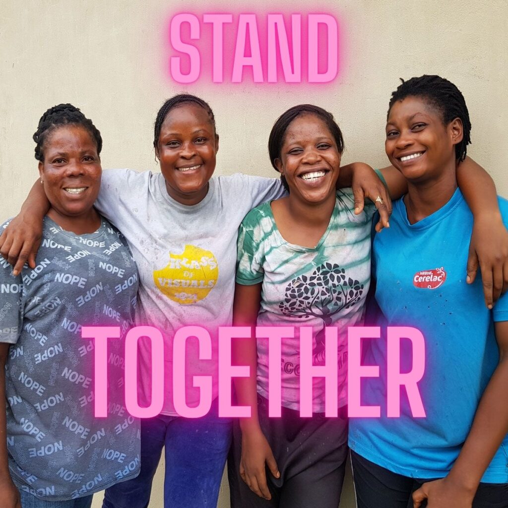 Die starken Frauen der Fairtrade NGO Global Mamas - Lydia, Stella, Francisca und Asibi - halten zusammen.